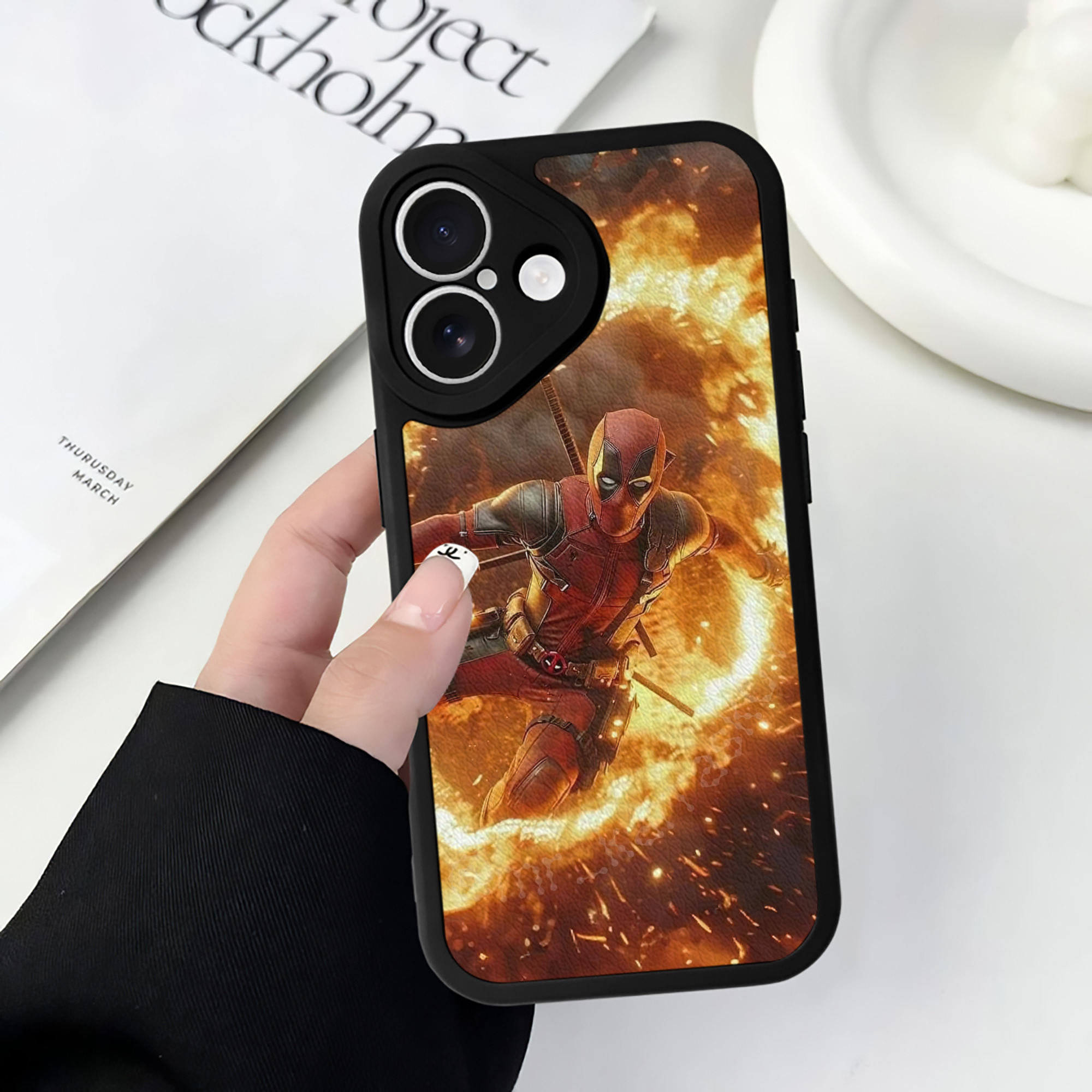 （画像用） Deadpool デッドプール 【iPhone 16シリーズ対応】シリコンスマホケース（レザー調） 材質：シリコン